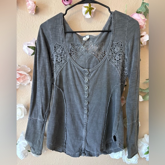 Women's Grey Keepsake Long-Sleeve Crochet-Inset Slub Henley Top - Picture 8 of 11